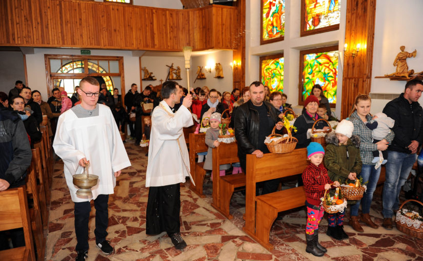 Poświęcenie pokarmów w Wielką Sobotę – w kaplicy w Szczereżu.